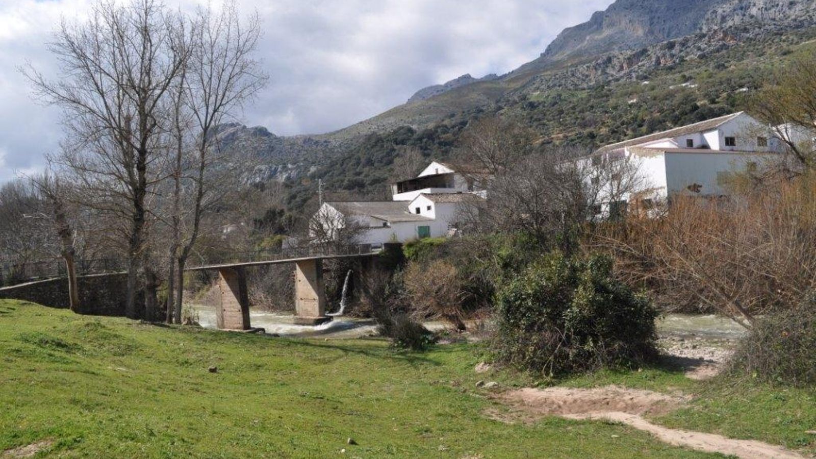 El puente de acceso que conduce a la Estación de Benaoján.