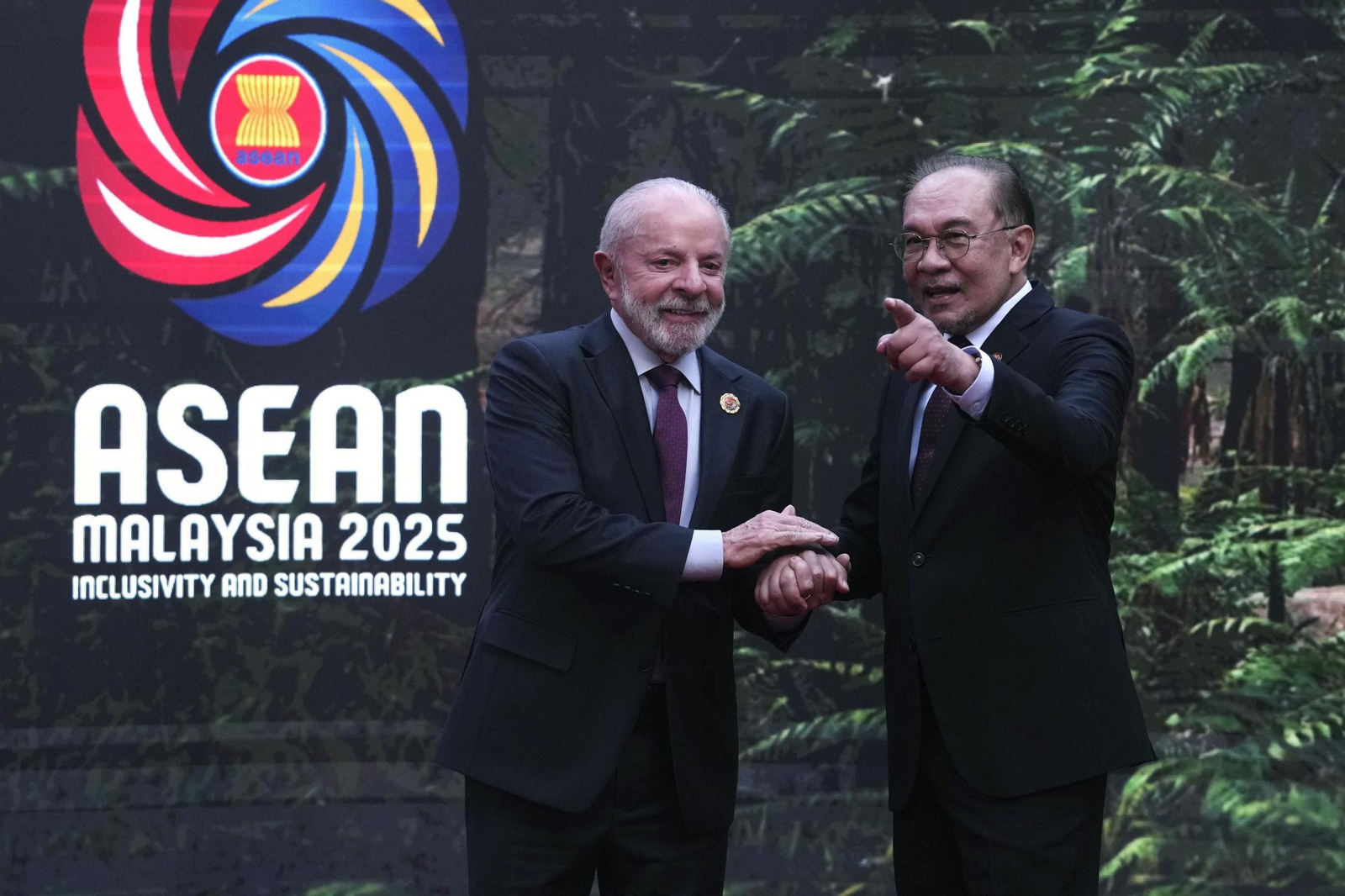El presidente brasileño, Lula da Silva, estrecha la mano al primer ministro de Malasia, Anwar Ibrahim, en Kuala Lumpur.
