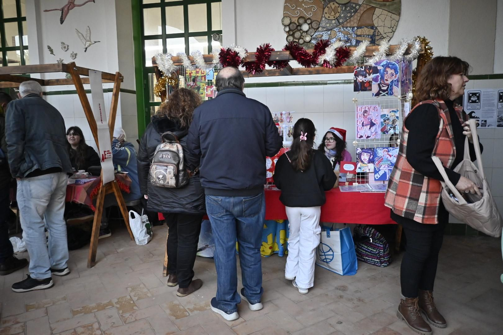 Imágenes del tradicional mercadillo de navidad de la escuela de arte León Ortega