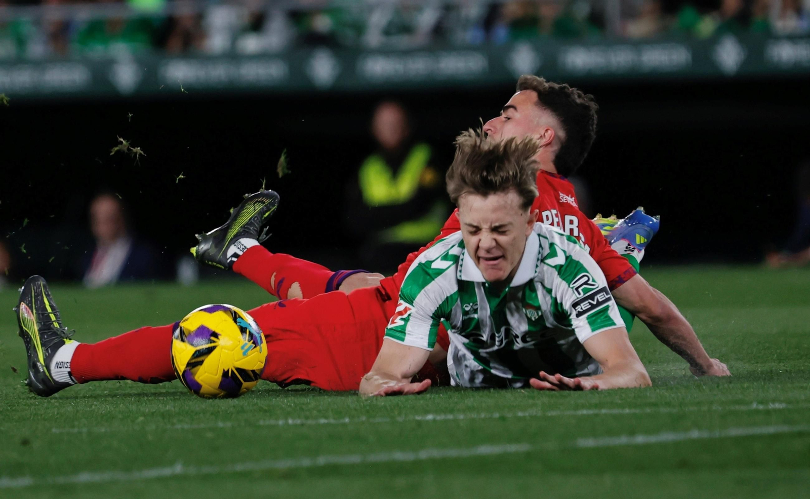 Pedrosa derriba a Jesús Rodríguez en una acción del partido.