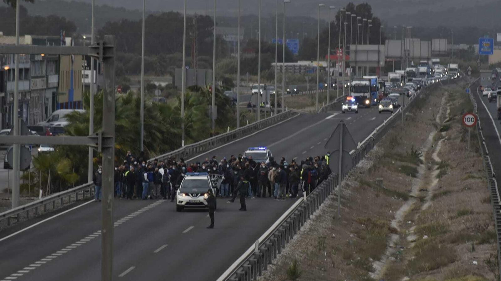 El piquete de huelguistas en la A-7, en dirección Málaga, a la altura de Palmones.