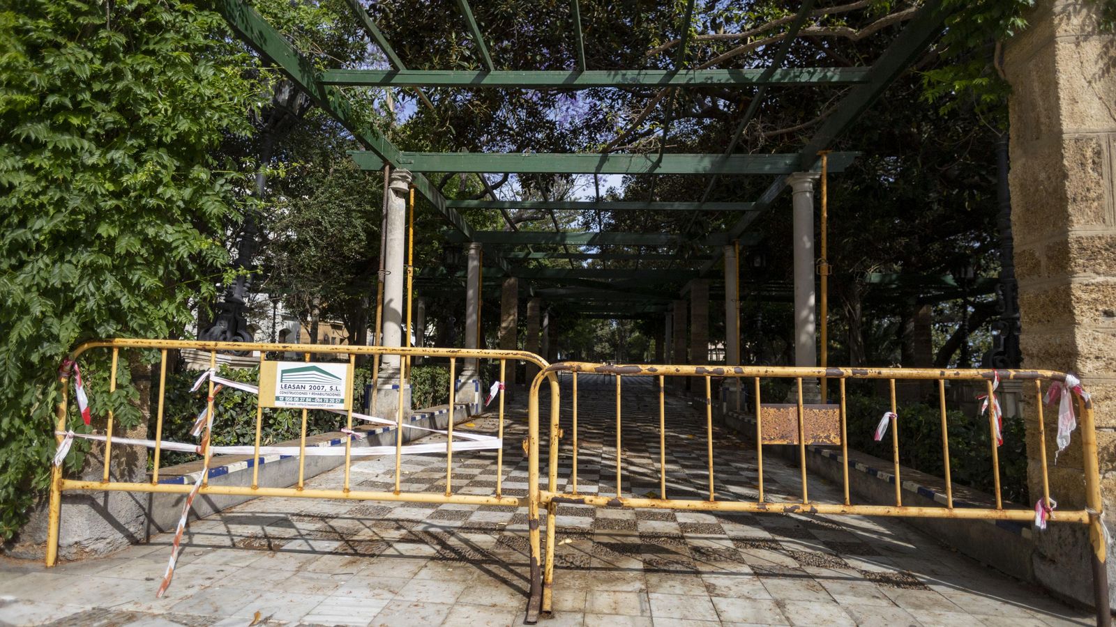 Zona vallada y pérgola apuntalada en los jardines de la Alameda.