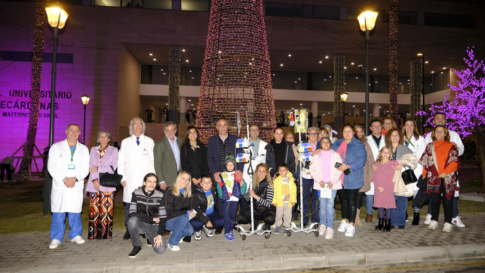 Imágenes del encendido de navidad en el Hospital Torrecárdenas, Almería
