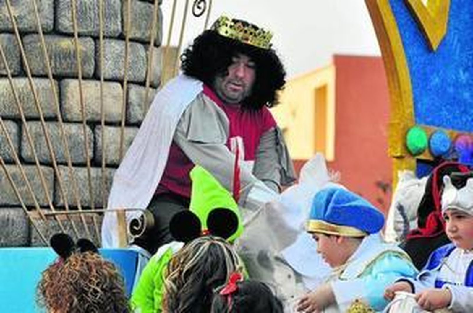 La cabalgata de Su Eminencia recorre el este de la ciudad con sus quince carrozas.