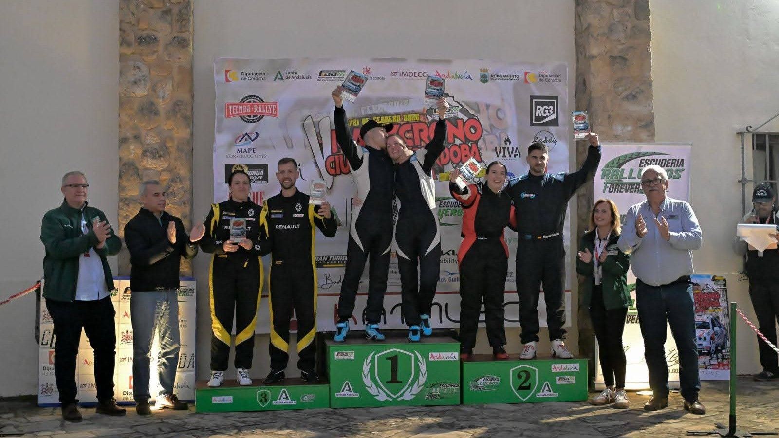 Los tres primeros clasificados, en el podio general.