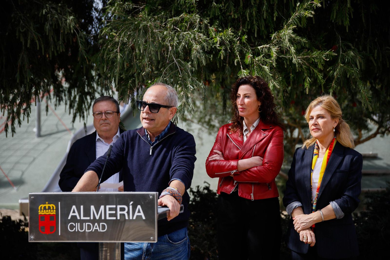 Las imágenes de la plantación de un olivo y el entierro de una cápsula del tiempo