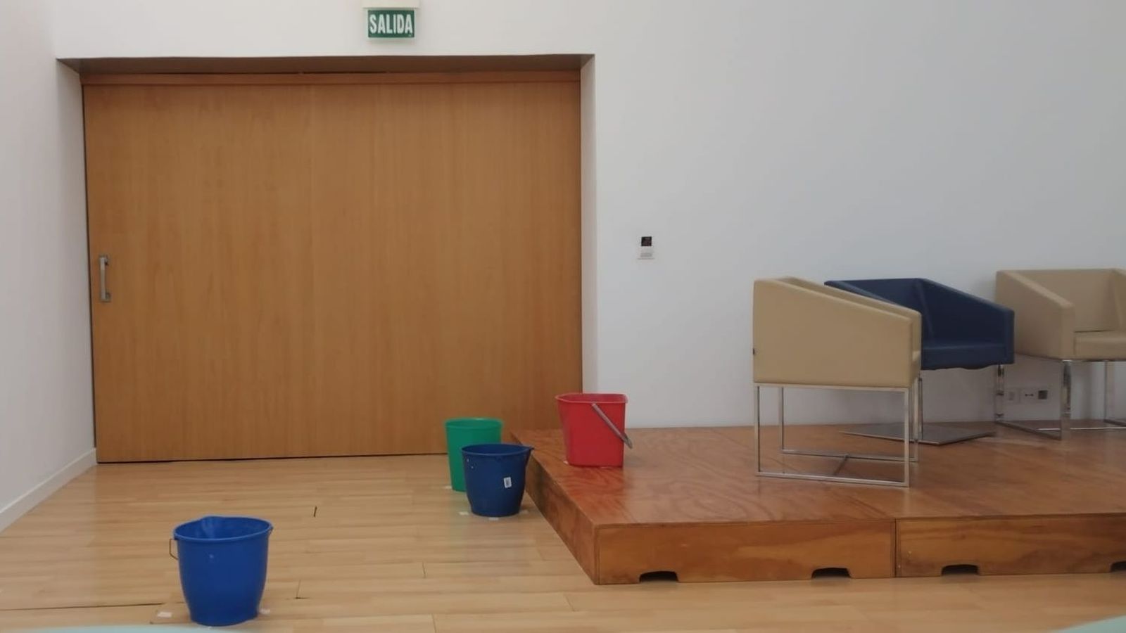 Cubos para recoger goteras en el centro cívico, nada más termnar las obras el pasado mes de octubre.