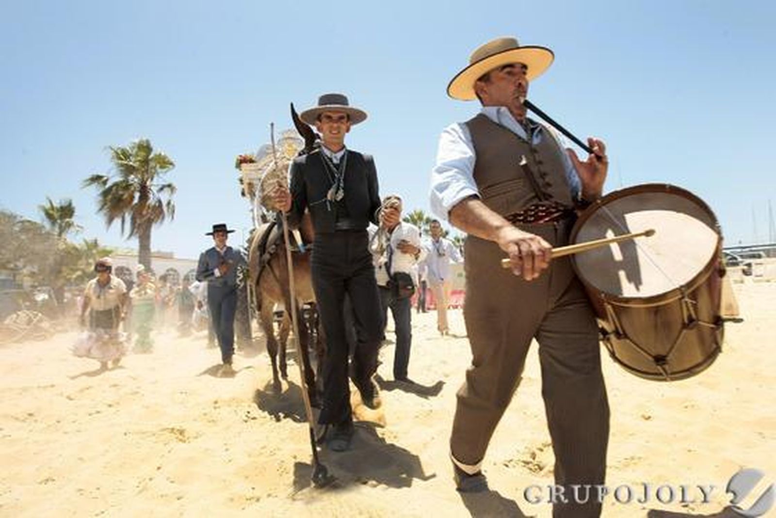 El Simpecado de la capital inicia su camino mientras las primeras hermandades gaditanas alcanzan Bajo de Guía. 

Foto: Fito Carreto