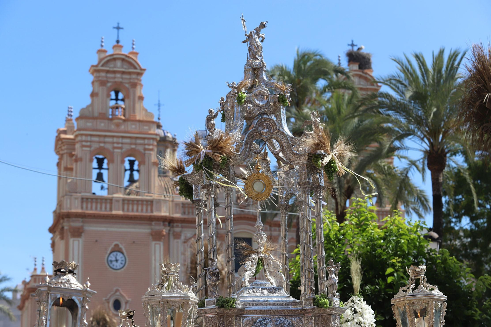 Imágenes del Corpus Christi recorriendo las calles de Huelva