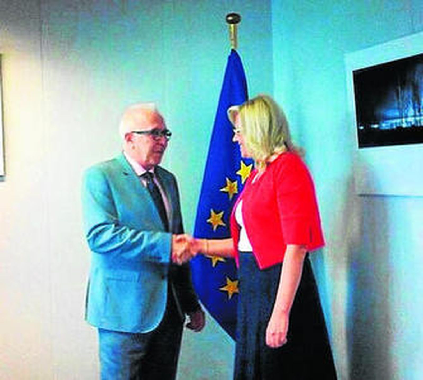 El consejero de Economía, José Sánchez Maldonado, y la comisaria europea de Política Regional, Corina Cretu.