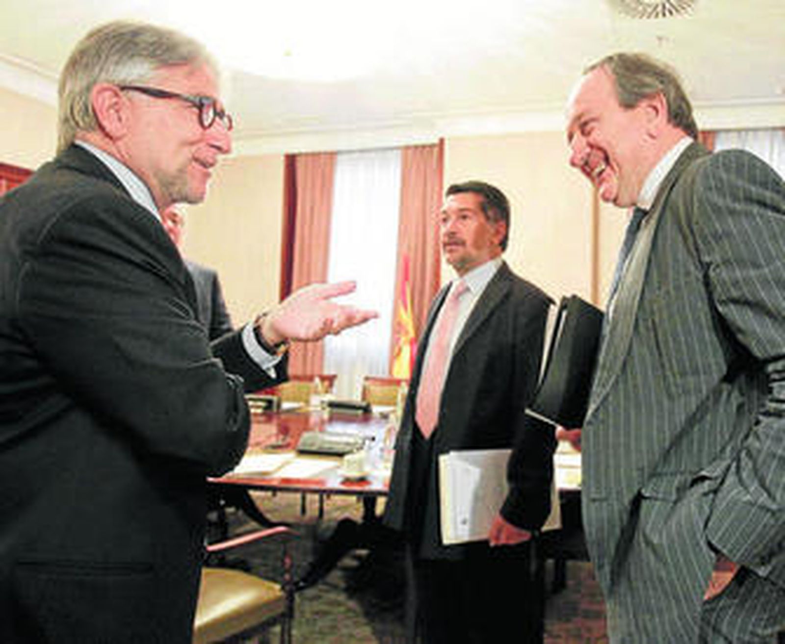 El presidente del FROB, Javier Aríztegui (dcha) conversa con Josep Sánchez Llibre (CiU).