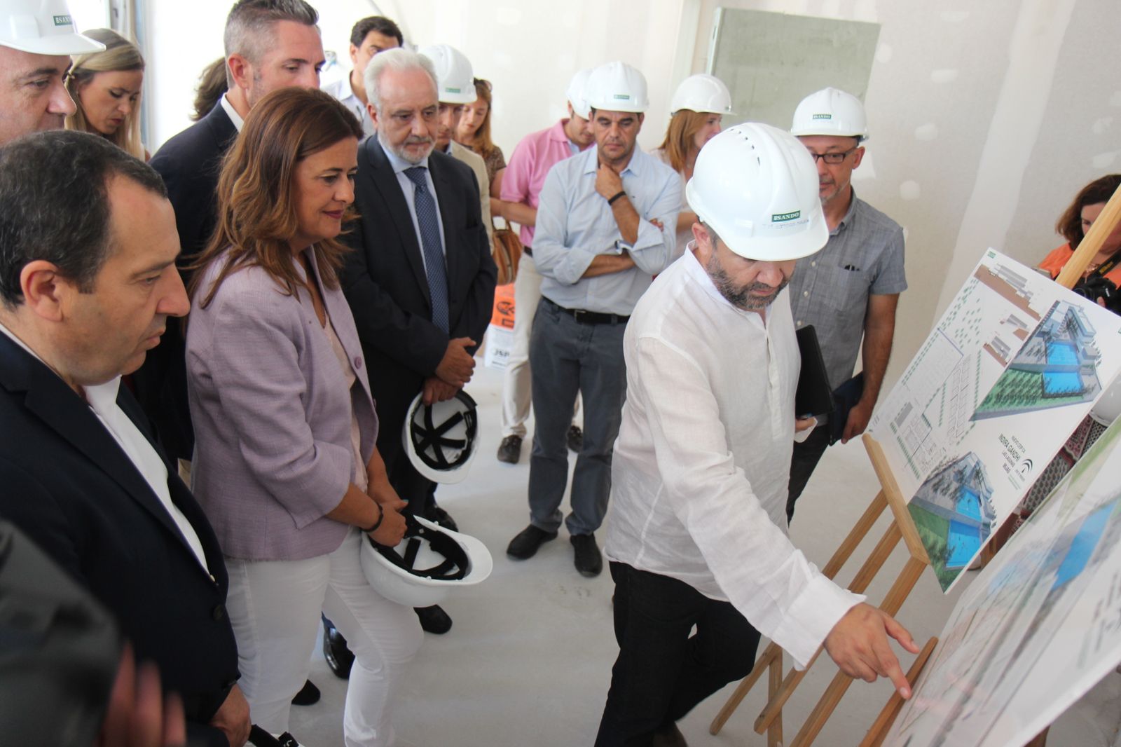 La consejera de Educación, Sonia Gaya, durante una visita a las obras del centro.