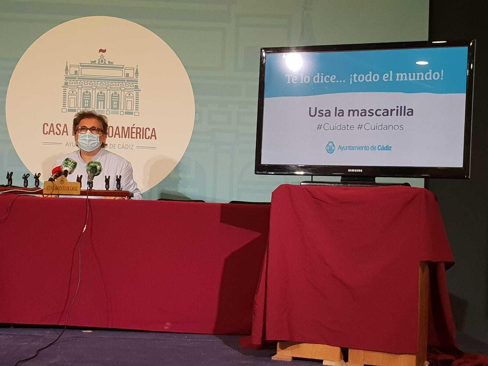 El alcalde accidental, Demetrio Quirós, presenta una campaña sobre el uso de la mascarilla.