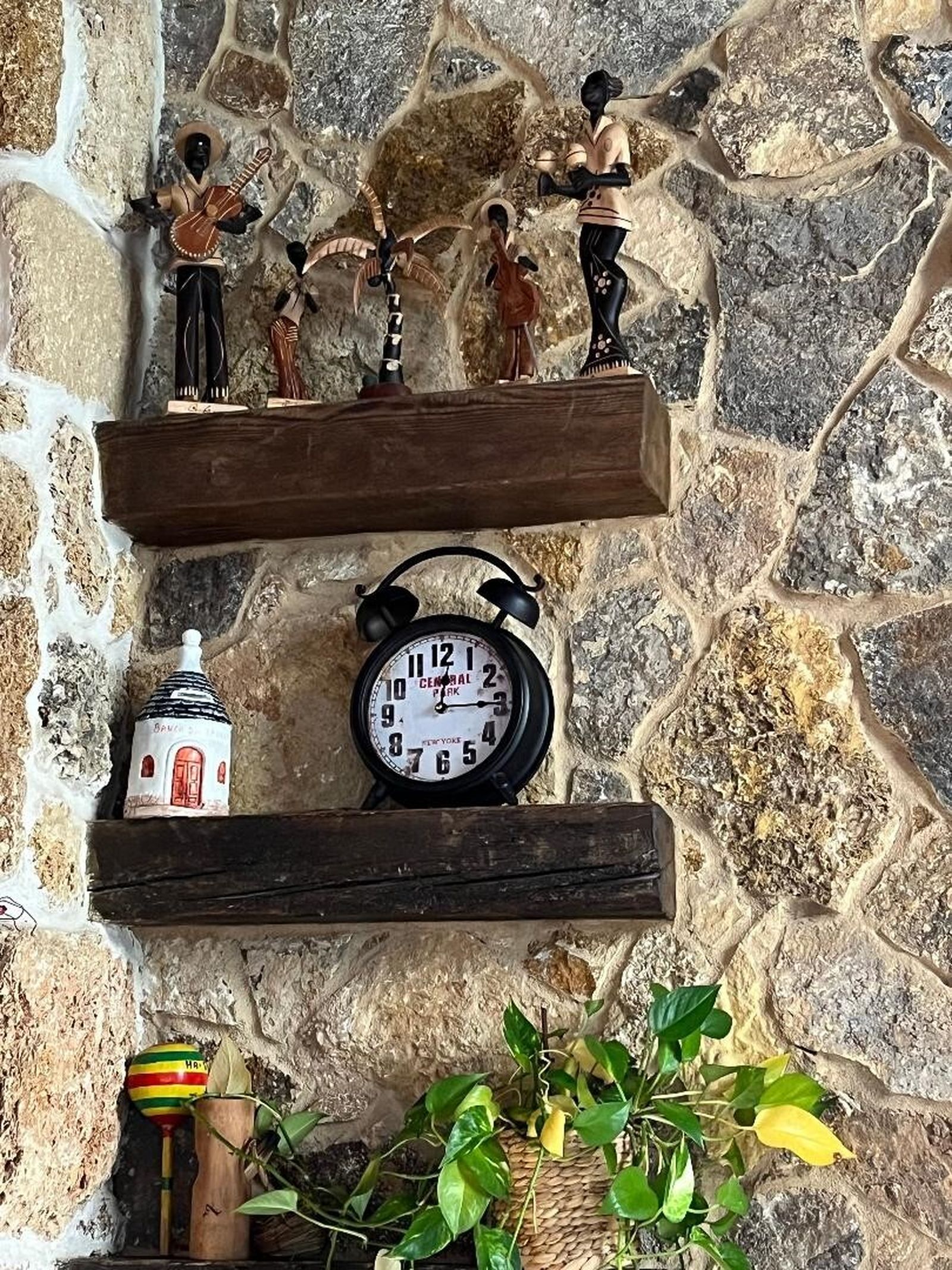 Detalle de unas repisas hechas con antiguas vigas de madera.