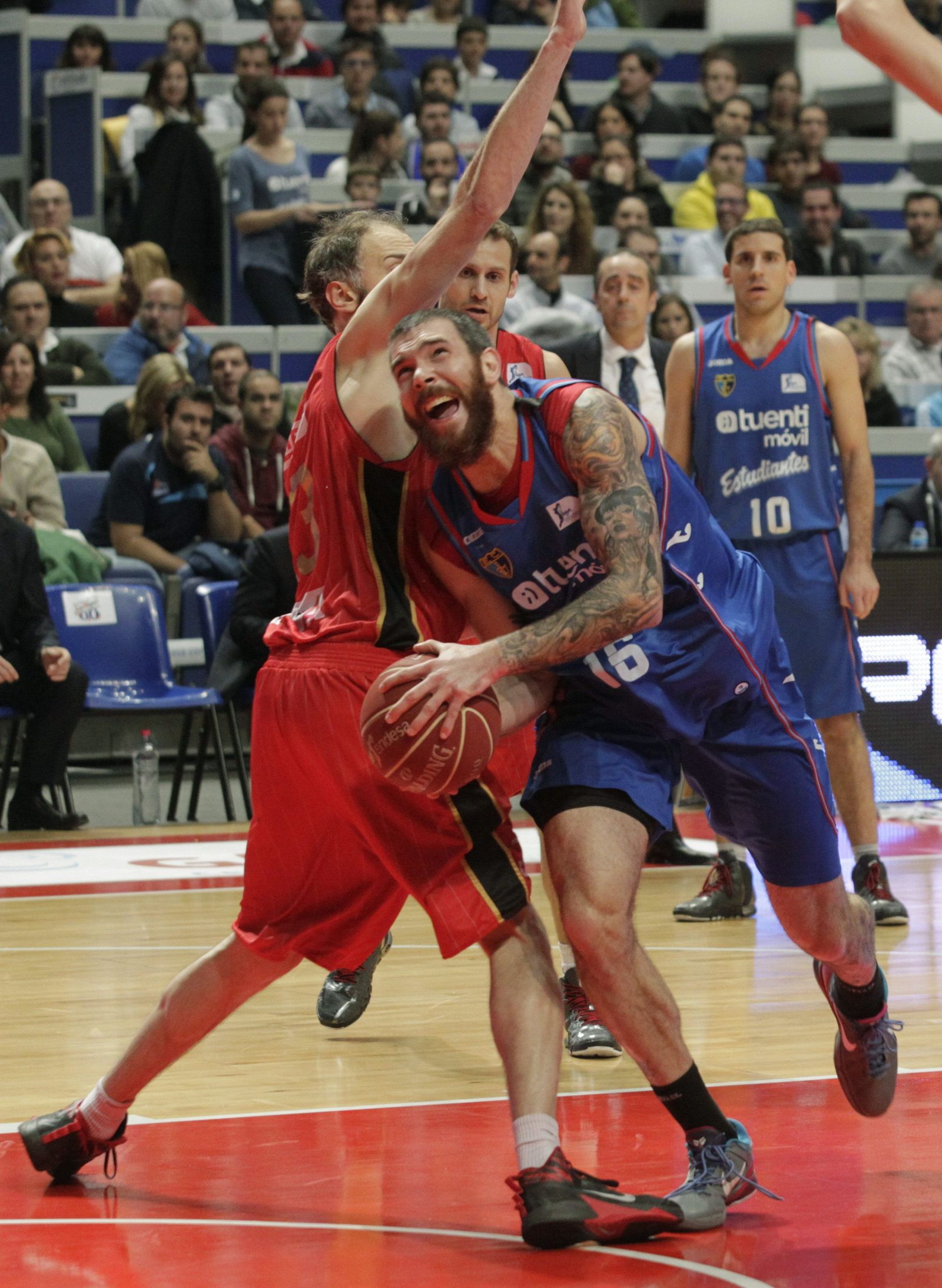 Rubio avanza hacia la canasta durante un partido jugado con el Estudiantes hace algunas campañas.