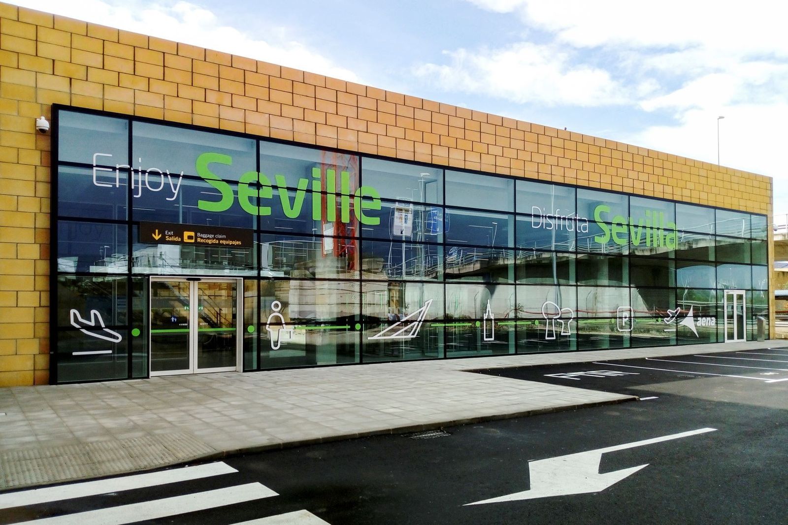Fachada de la nueva zona de llegadas internacionales del aeropuerto de Sevilla.
