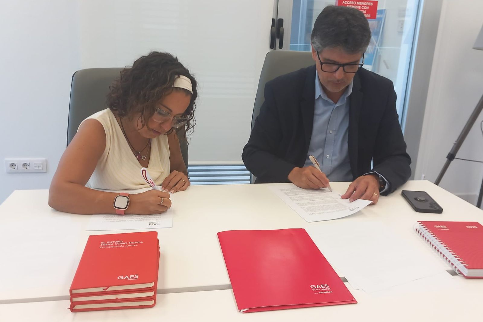 Firma del convenio entre ALCER Almería y GAES