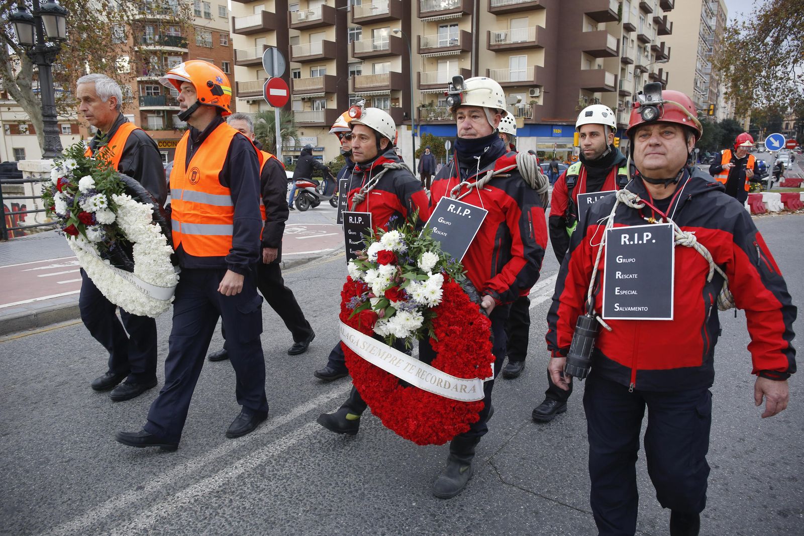 Las imágenes de la 'marcha fúnebre' de los bomberos en Málaga