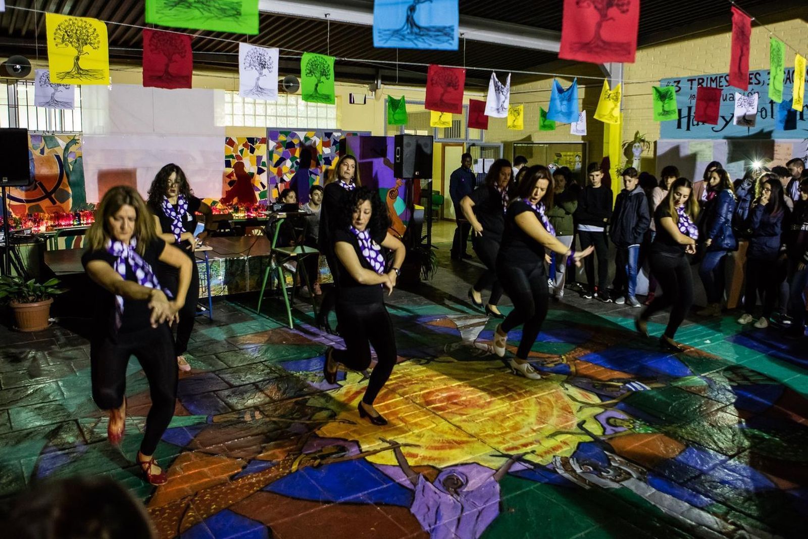 Un momento de la actuación de María Vargas en el IES Quiñones.
