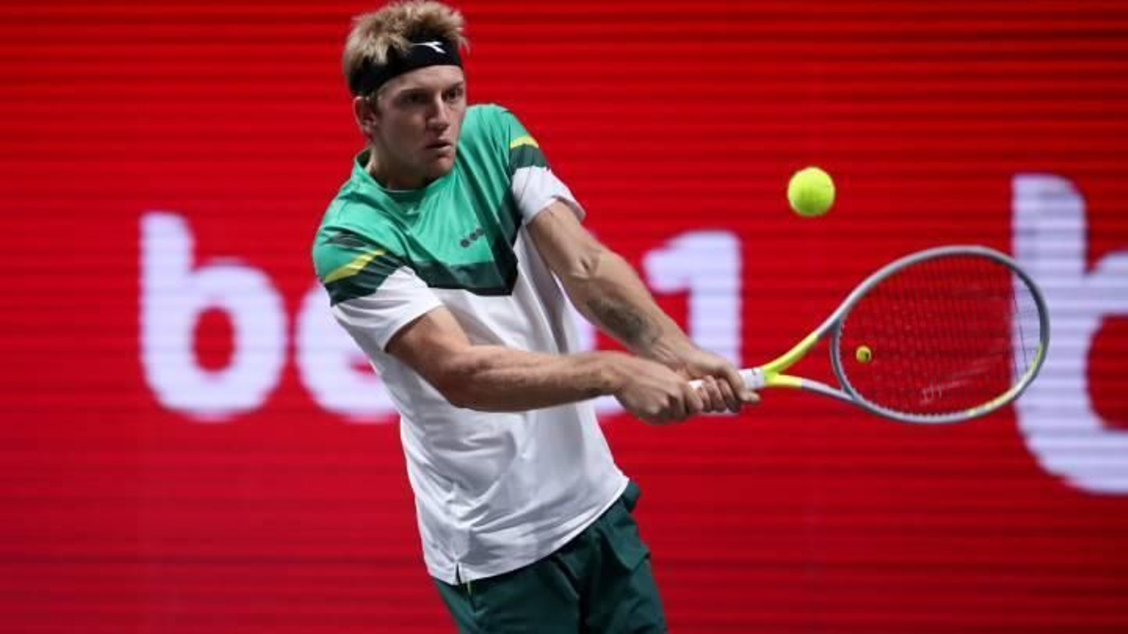 Davidovich golpea una bola de revés a dos manos.