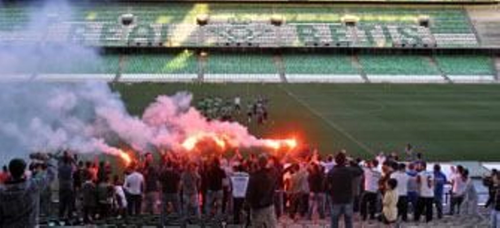 Bengalas como recibimiento en el Benito Villamarín. / Manuel Gómez