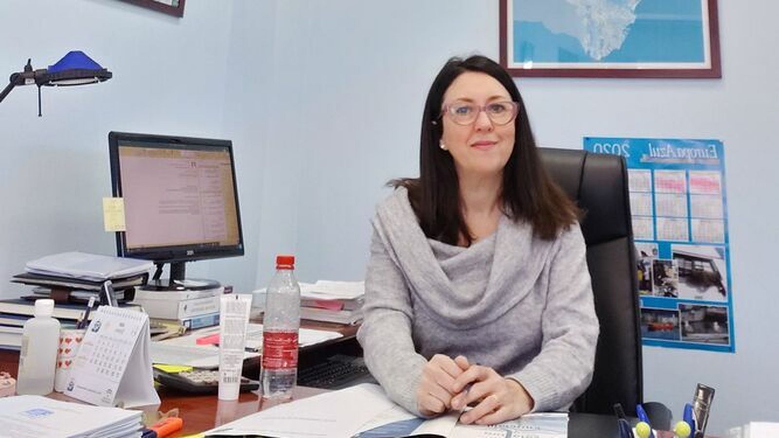 La sevillana María José Aranda en su oficina de la Federación Andaluza de Cofradías de Pescadores.