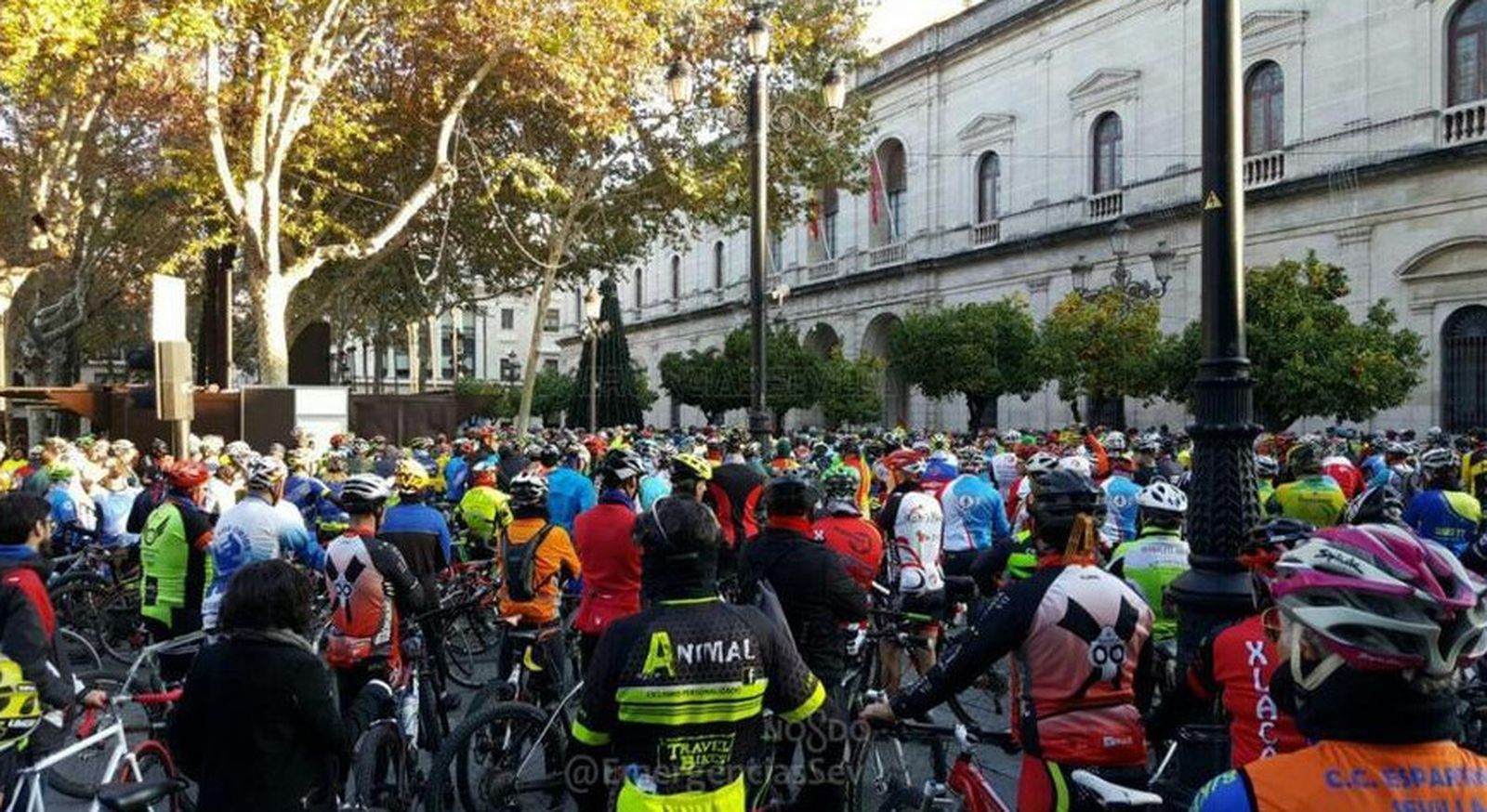 Concentración de ciclistas en la Plaza Nueva.