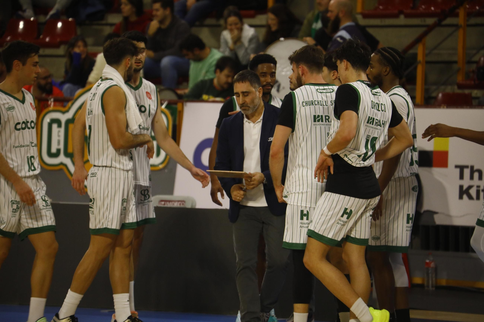 Las mejores fotos del ambiente en Vista Alegre para el Coto Córdoba - Baloncesto Valladolid
