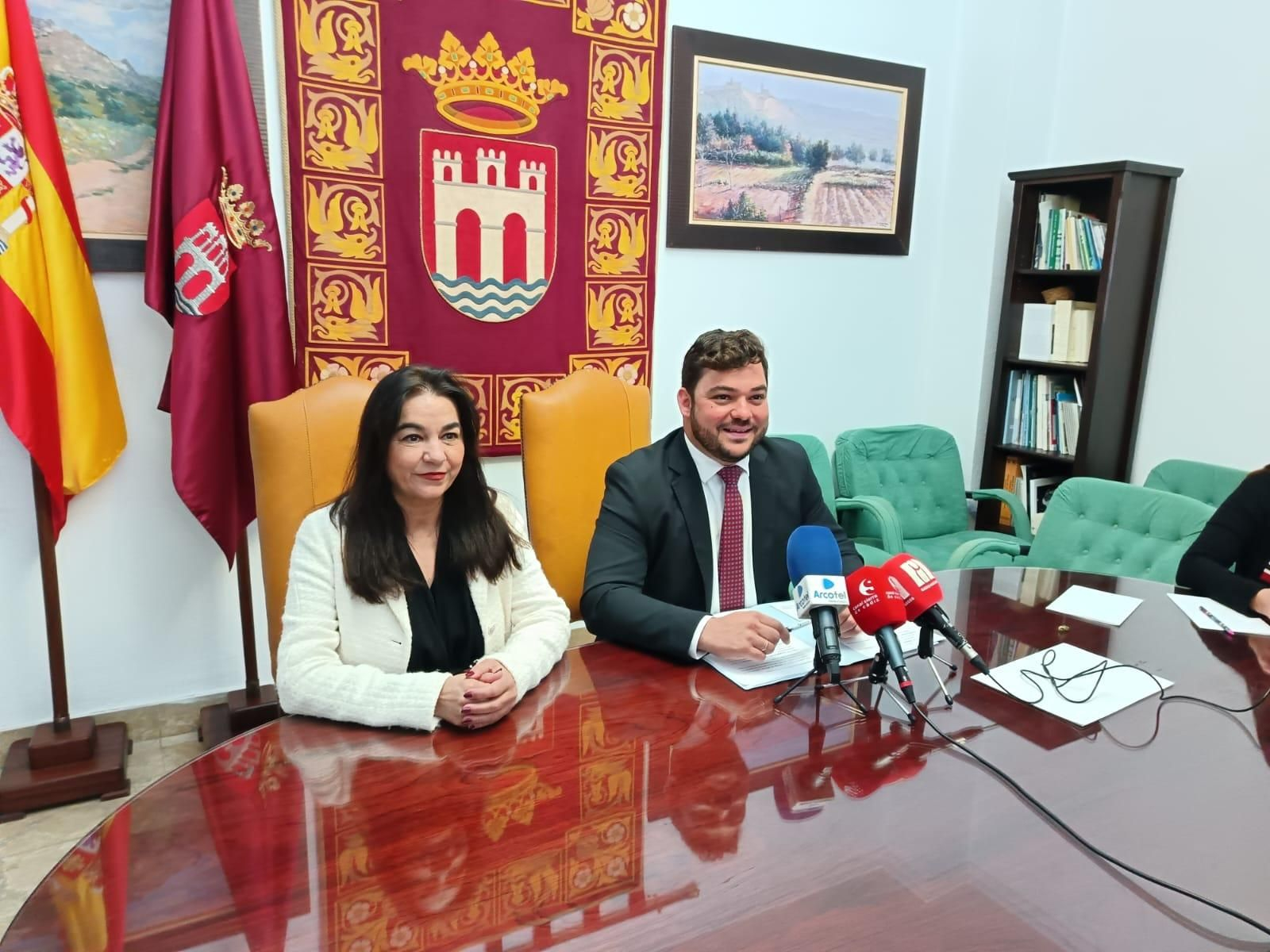 El alcalde de Arcos, Miguel Rodríguez (PP), realizó un balance de la gestión, junto a su socia de AIPro y teniente de alcalde, María José Muñoz. El alcalde de Arcos, Miguel Rodríguez (PP), realizó un balance de la gestión, junto a su socia de AIPro y teniente de alcalde, María José Muñoz.