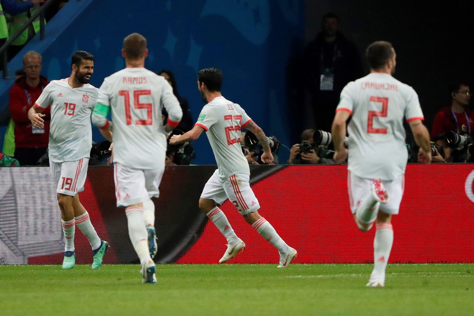 Isco, Sergio Ramos y Carvajal acuden a felicitar a Diego Costa.