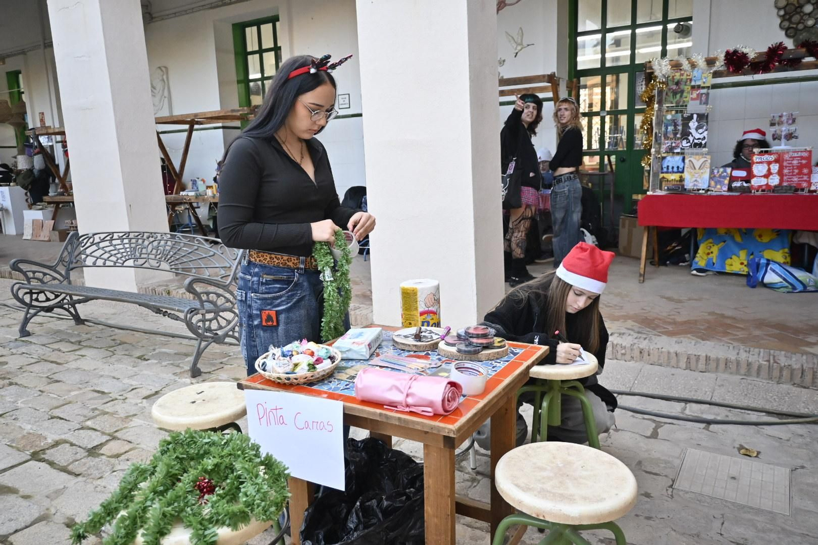 Imágenes del tradicional mercadillo de navidad de la escuela de arte León Ortega