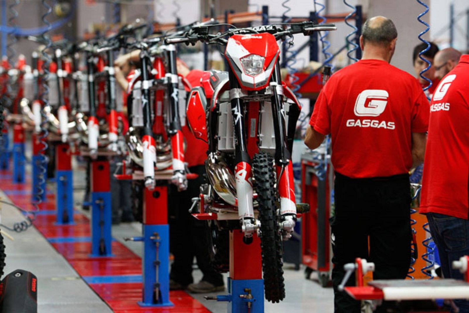 Imagen de la cadena de montaje de la fábrica de Torrot-Gas Gas en su fábrica actual de Gerona.