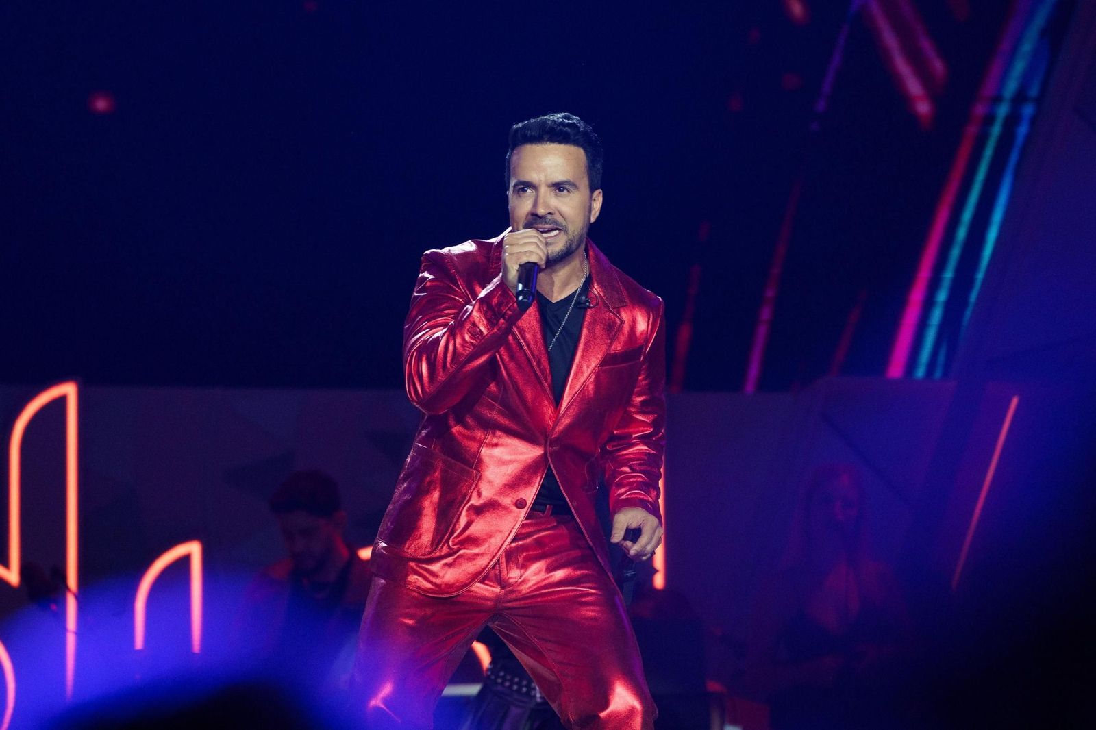 El artista Luis Fonsi durante una actuación.