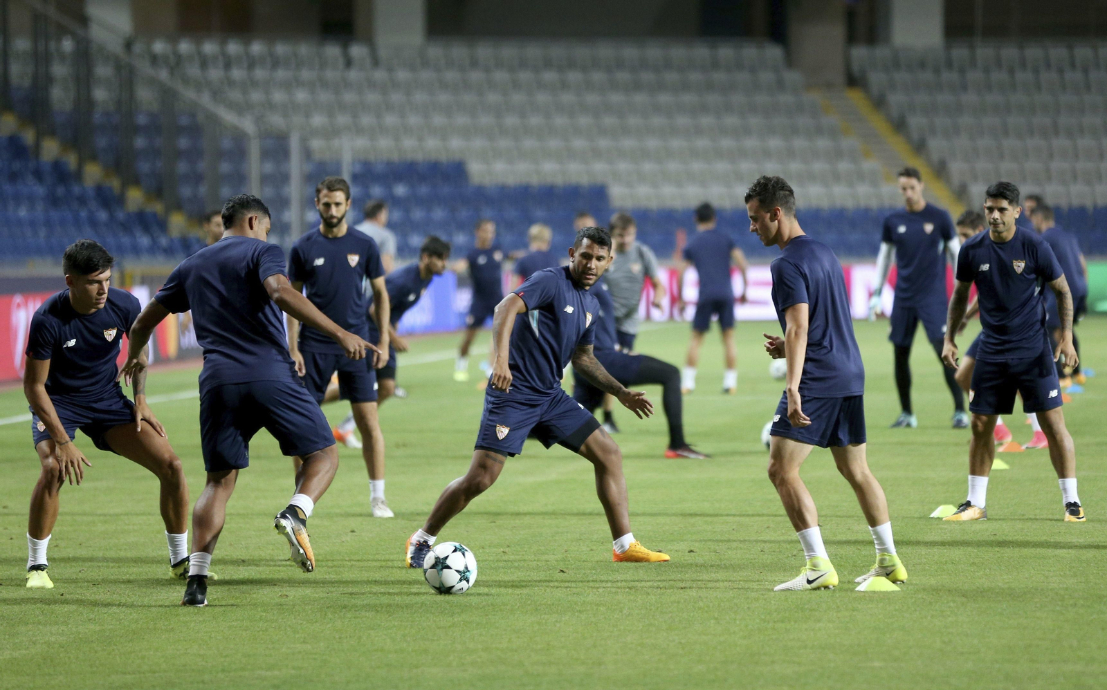Muriel toca la pelota en un rondo con Correa, Pareja y Montoya, durante el entrenamiento oficial en el Basaksehir Arena.