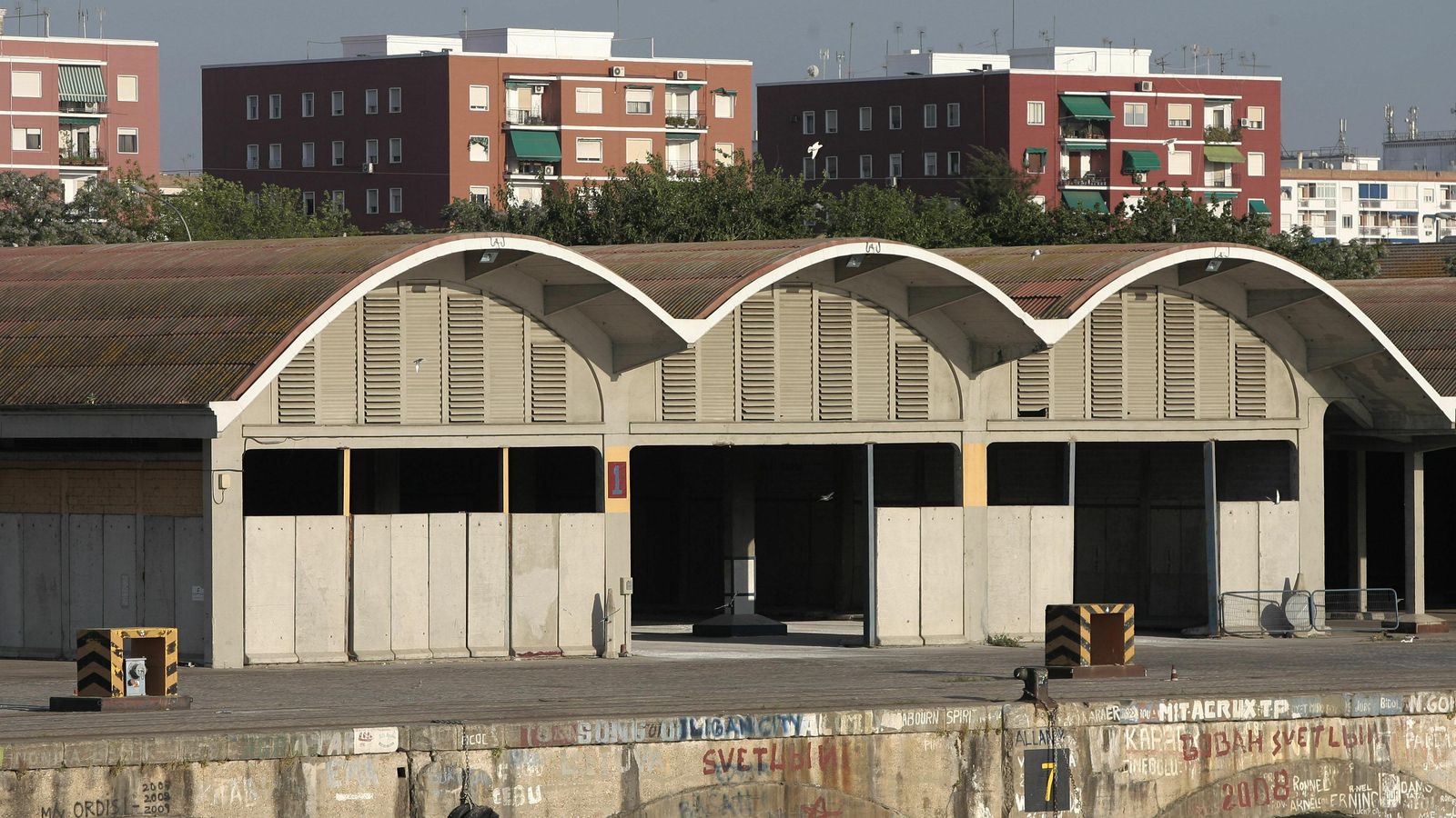 Las naves vistas desde el río.