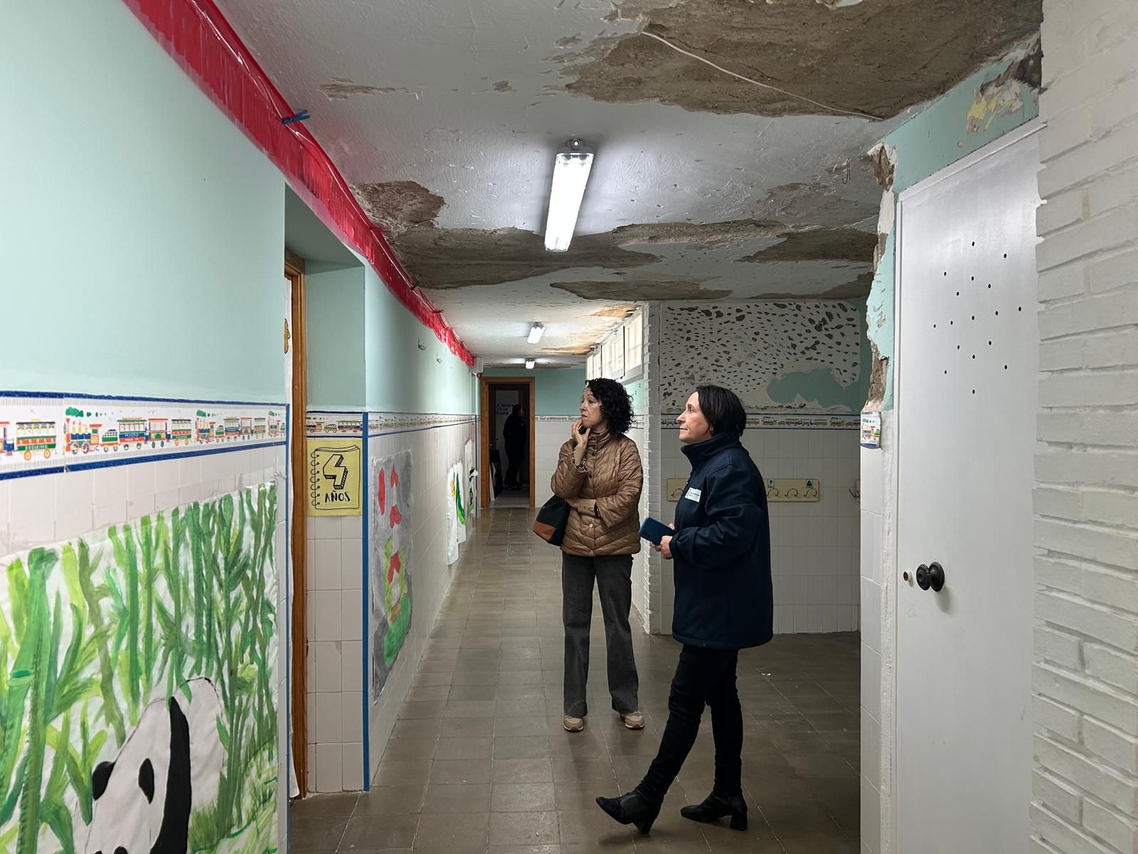 Nela García y Soledad Racero, directora del Gloria Fuertes, durante la visita al centro.