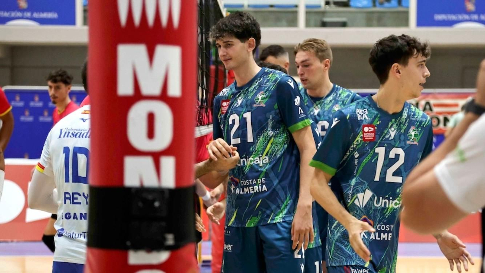 Joaquín Cañadas saluda a los jugadores del equipo contrario en el duelo ante Leganés.