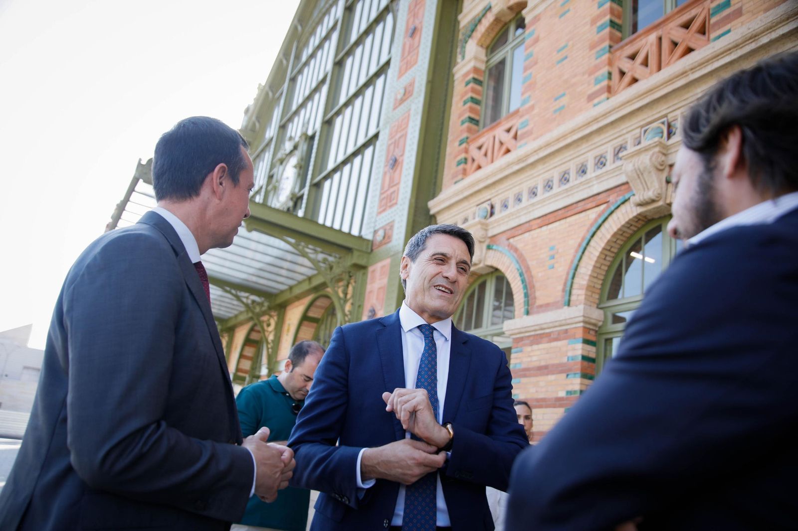 El delegado del Gobierno, Pedro Fernández, visita la estación histórica de Renfe en Almería, en imágenes