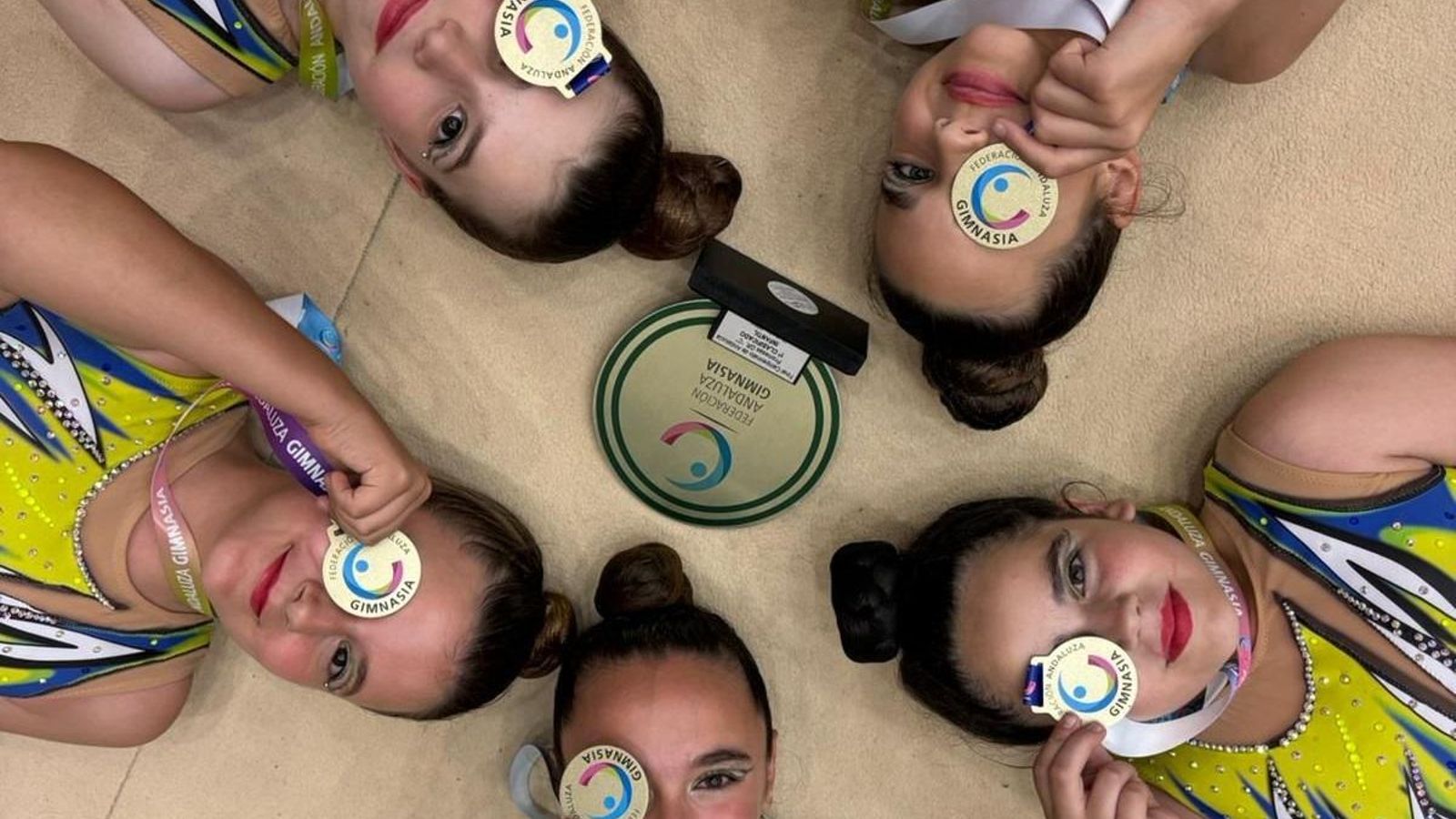 Las chicas de Ritmo Andalucía posan con sus medallas.
