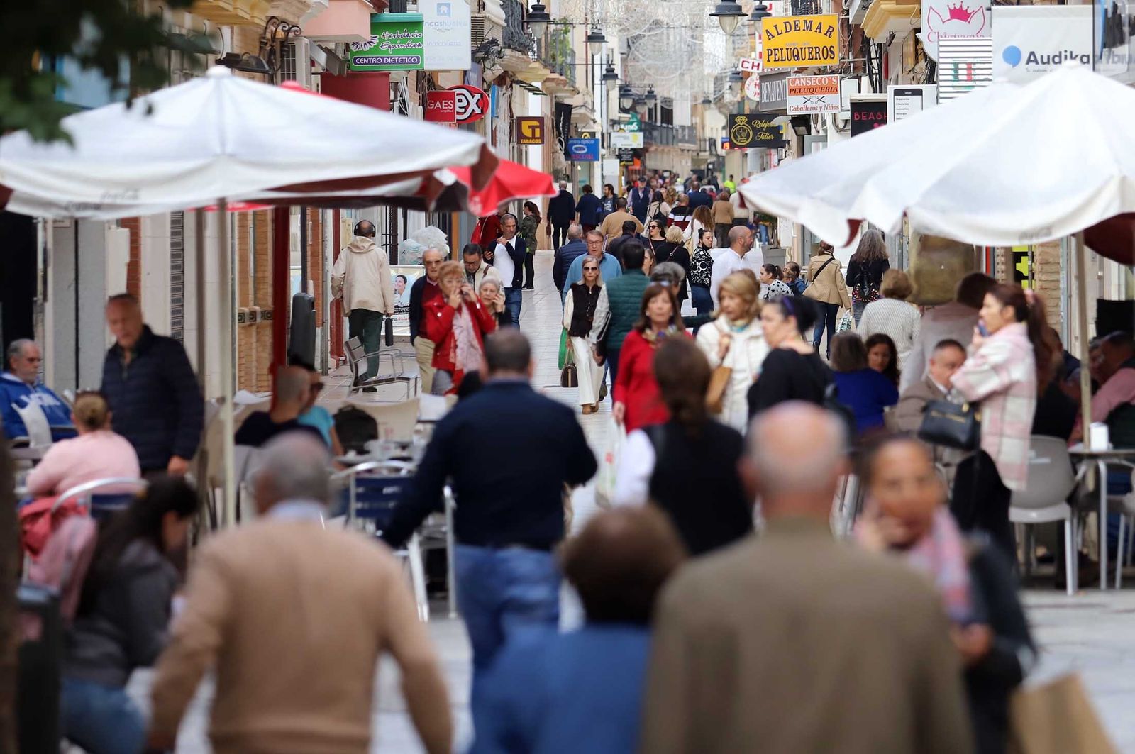 Ciudadanos en una calle peatonal de Huelva.