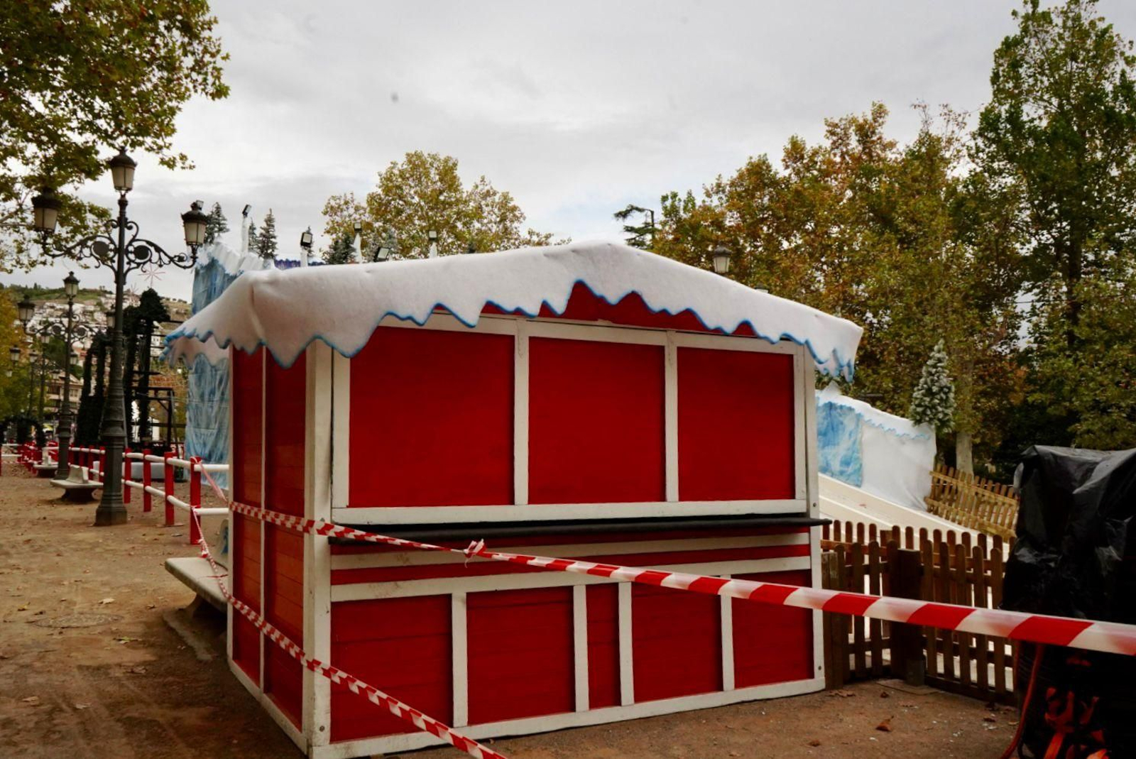 Imágenes: El 'poblado de Navidad' del Paseo del Salón, casi listo para llenarse de niños