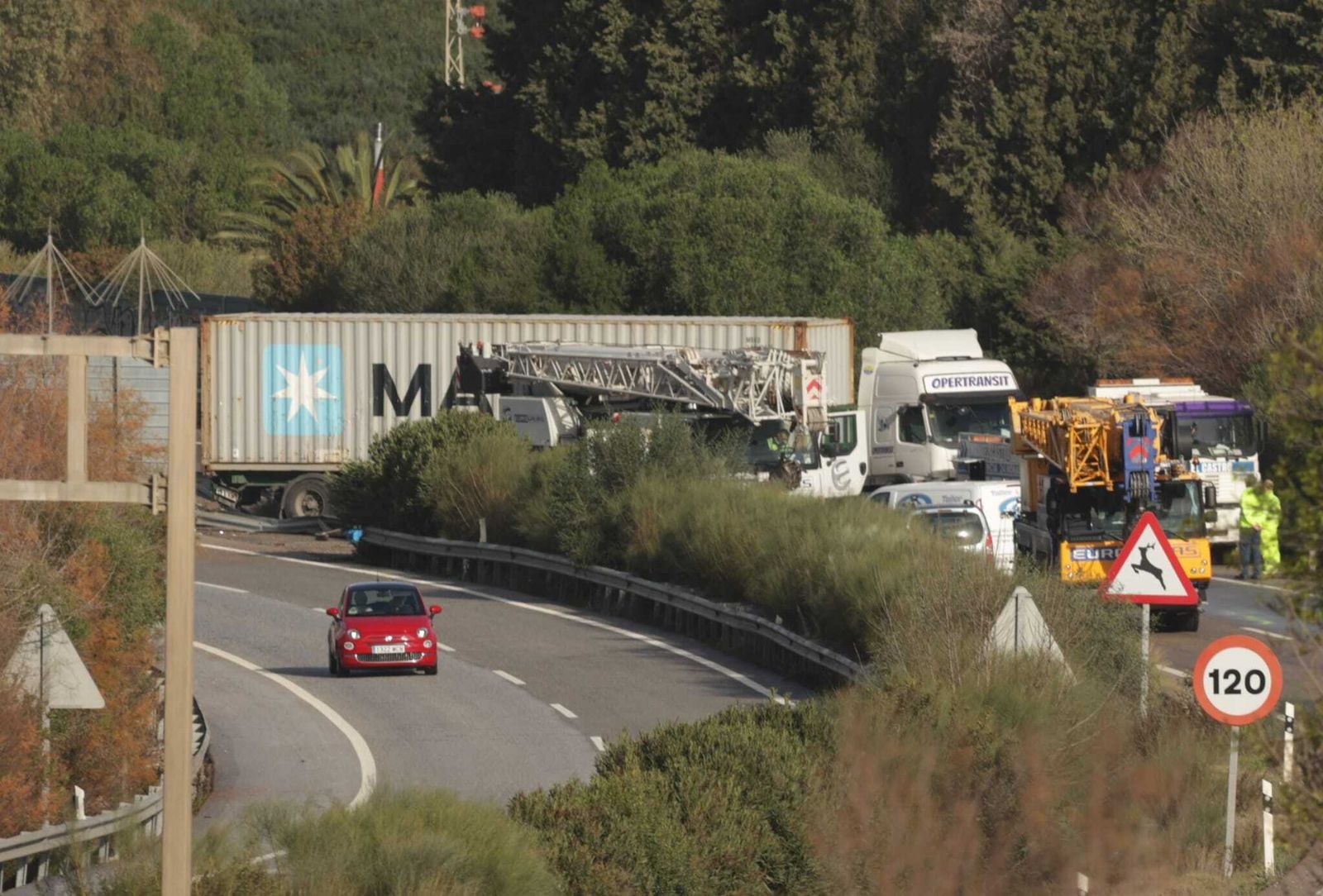 Un camión, que portaba un contenedor de Maersk, atravesado en la A-381.