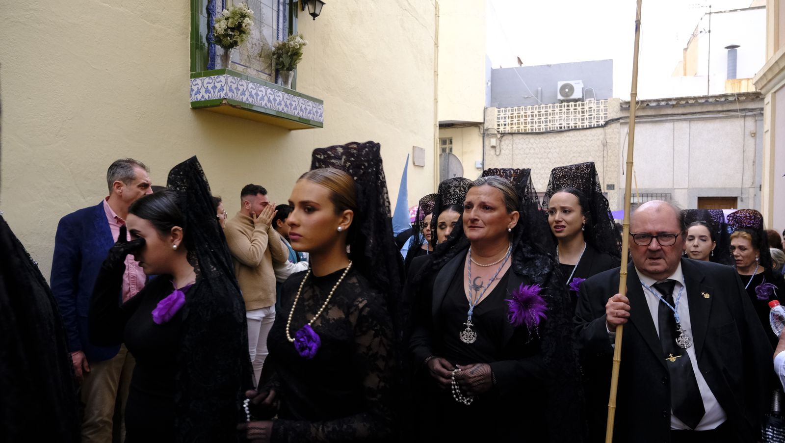 La Procesión de Los Ángeles de sobrepuso a la lluvia, en imágenes