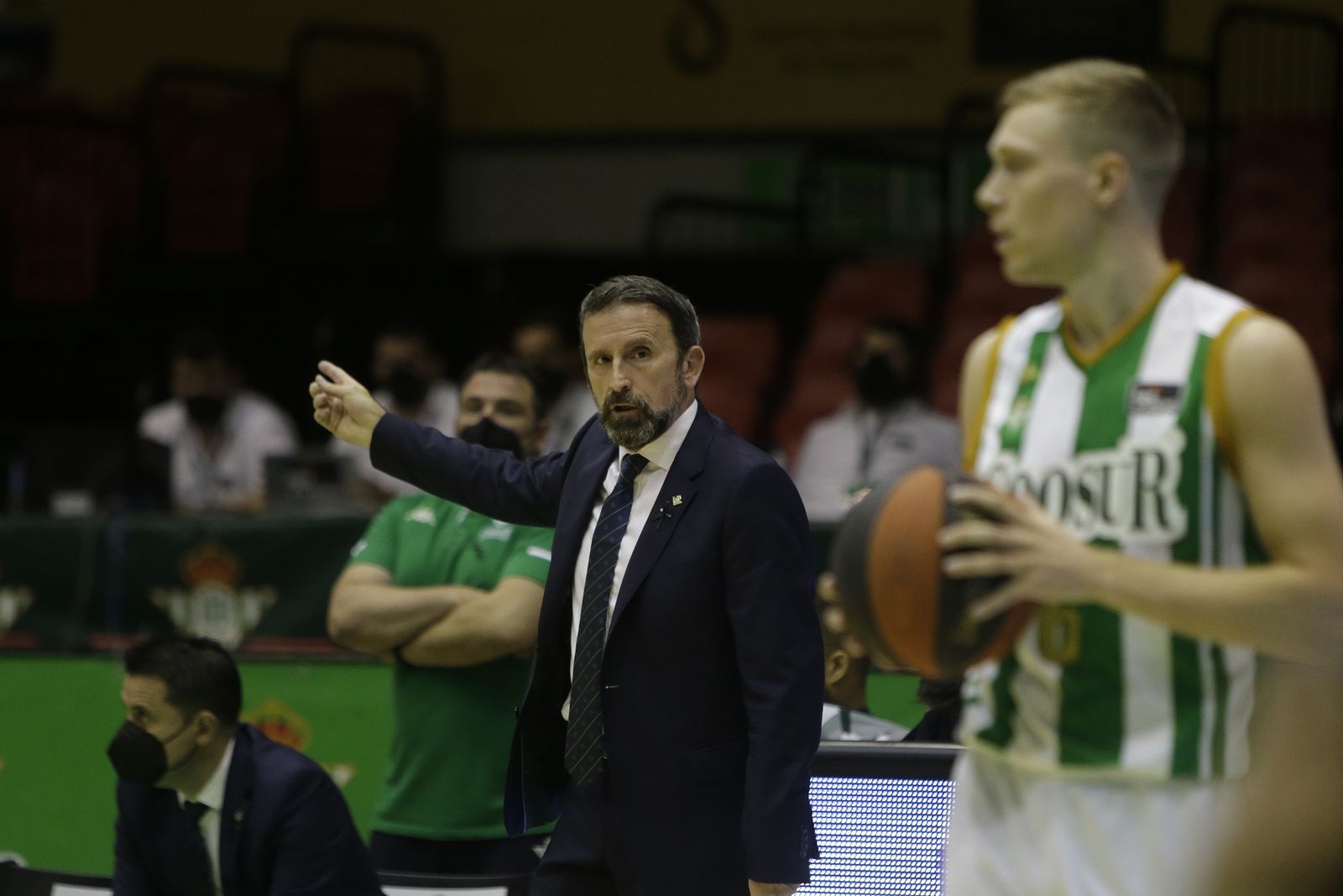 Plaza da instrucciones a sus jugadores ante Borg durante el partido contra el Barcelona.