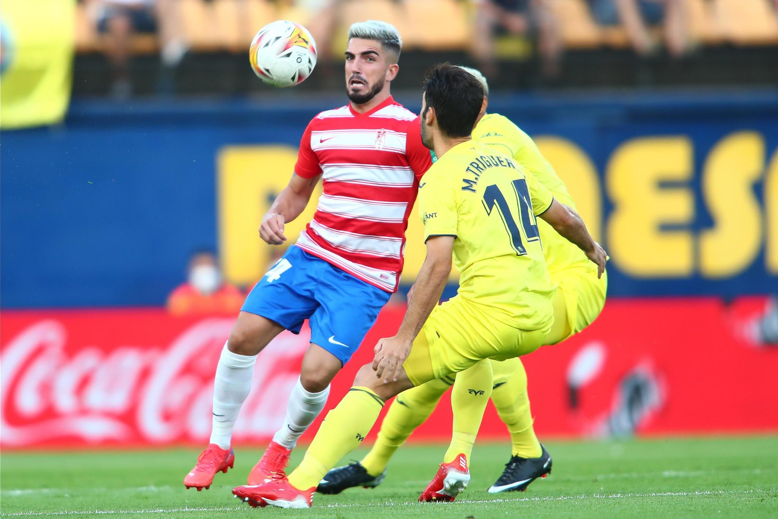 Monchu realiza un 'sombrero' sobre Manu Trigueros.