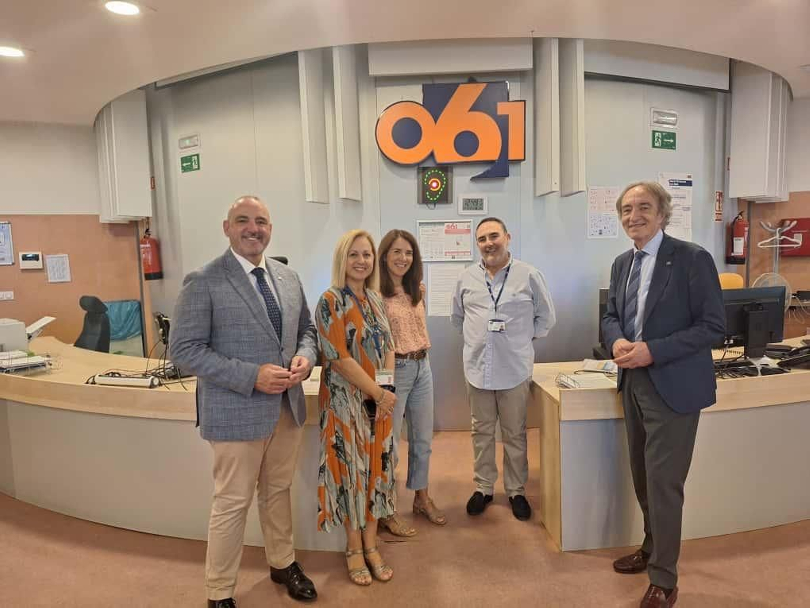 Carmona, segunda por la izquierda, junto al director gerente en Andalucía, Francisco Pozo.