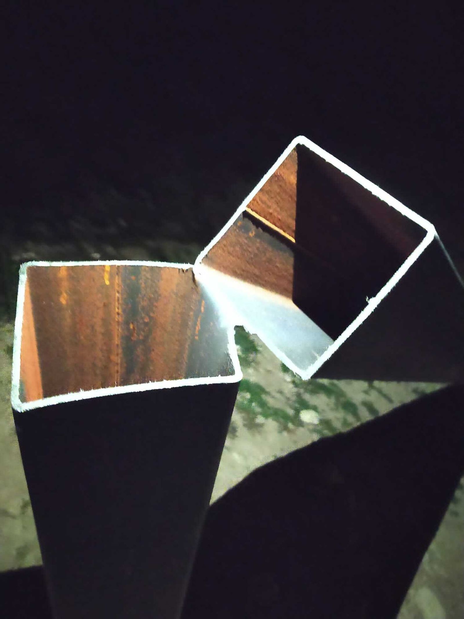 La cruz ha sido cortada y derribada.