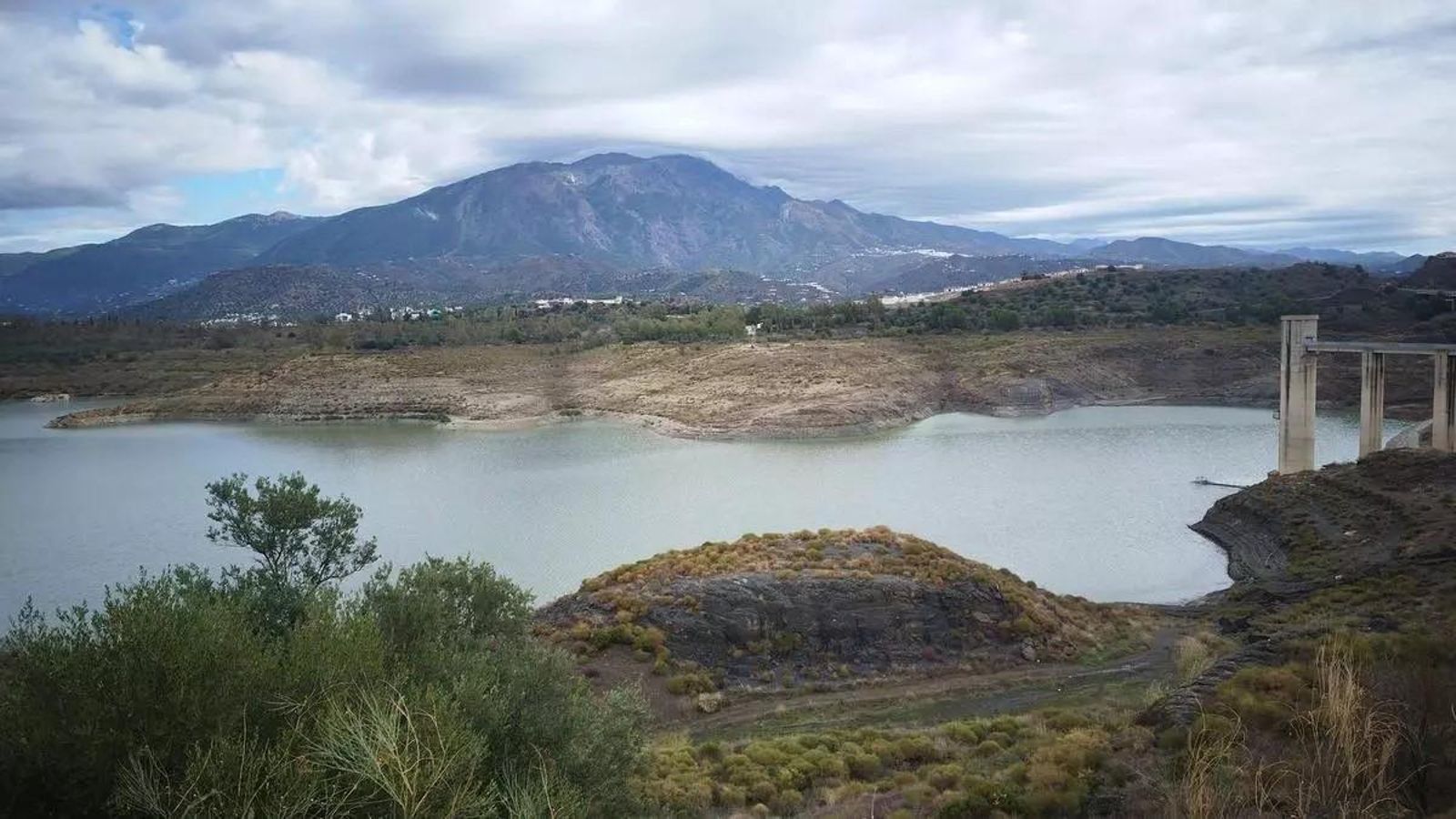La Viñuela tras las últimas lluvias.