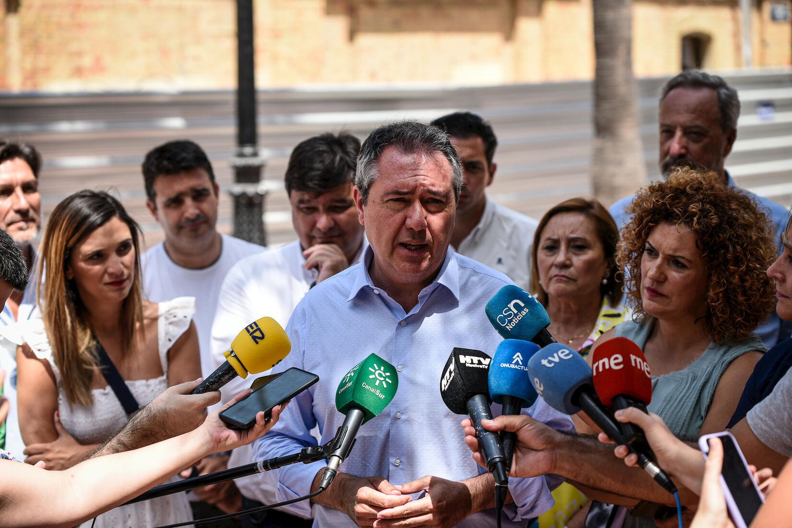 Espadas en su visita ayer a las obras del Cuartel de Santa Fe.