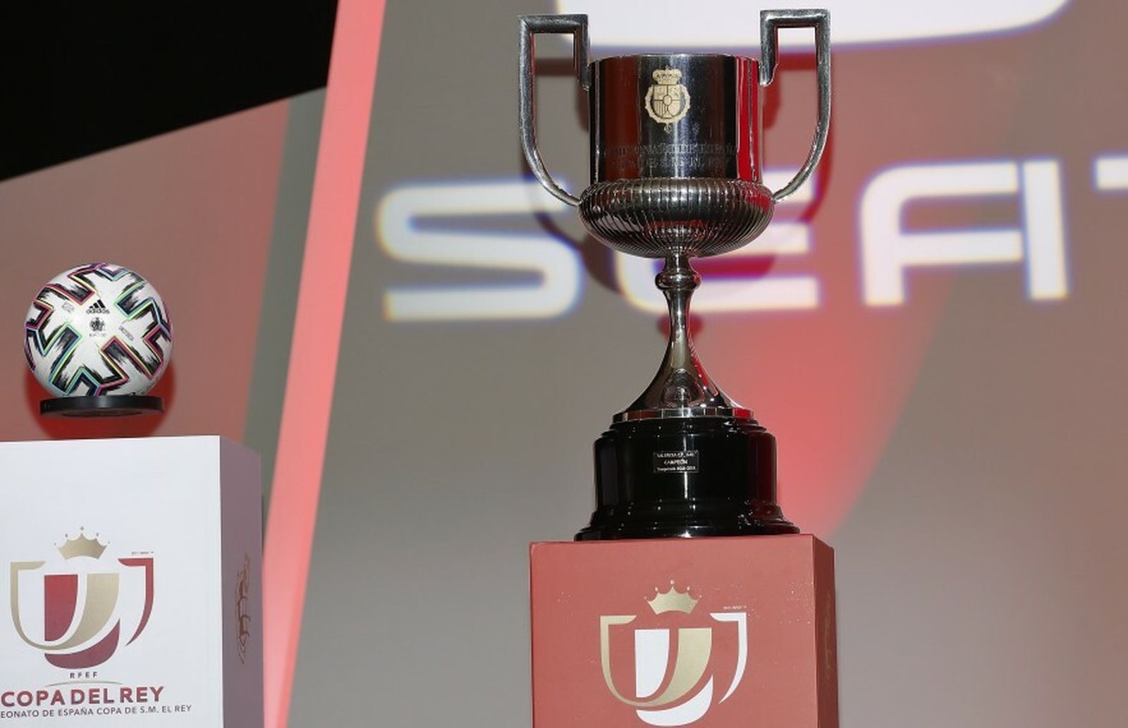 Imagen del trofeo de la Copa del Rey durante el sorteo del pasado domingo.